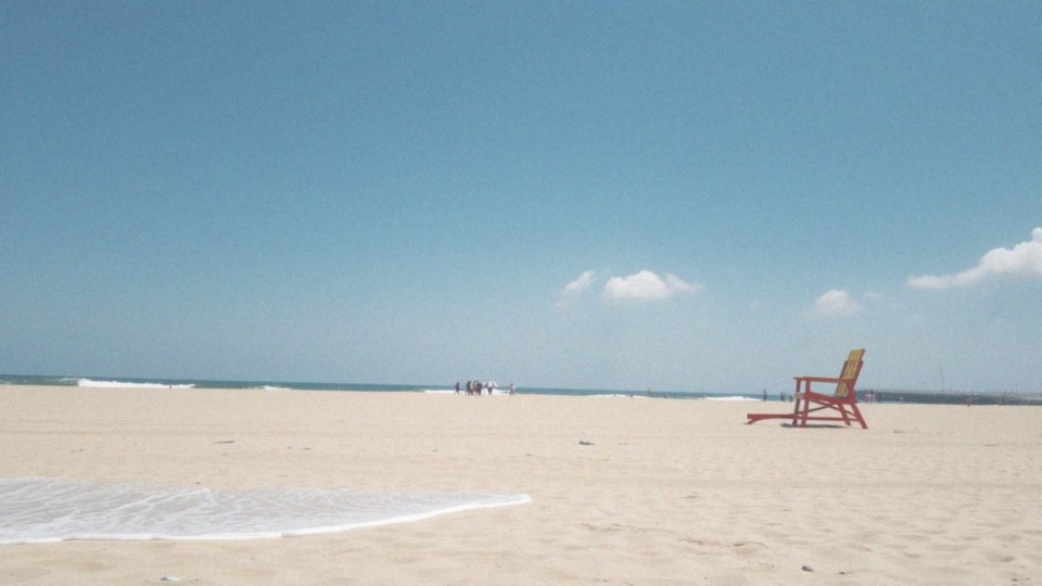Jakie zabezpieczenia są dostępne na plaży w Chłapowie?